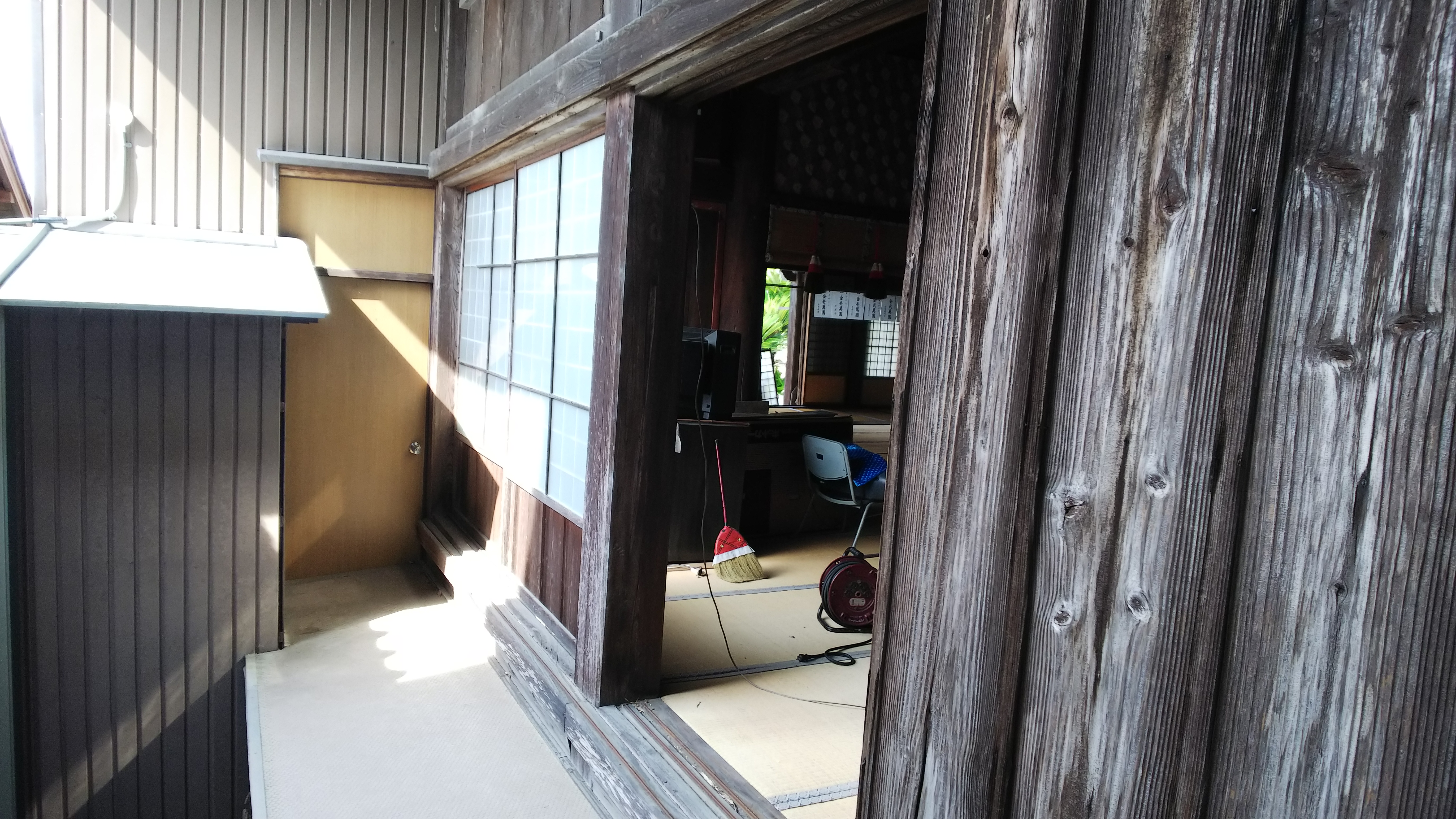 お寺御堂サッシ工事